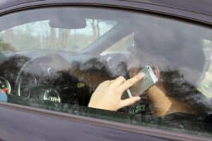 Ein Handy-Blitzer erkennt mithilfe von KI, ob Fahrer ein Handy am Steuer nutzen.