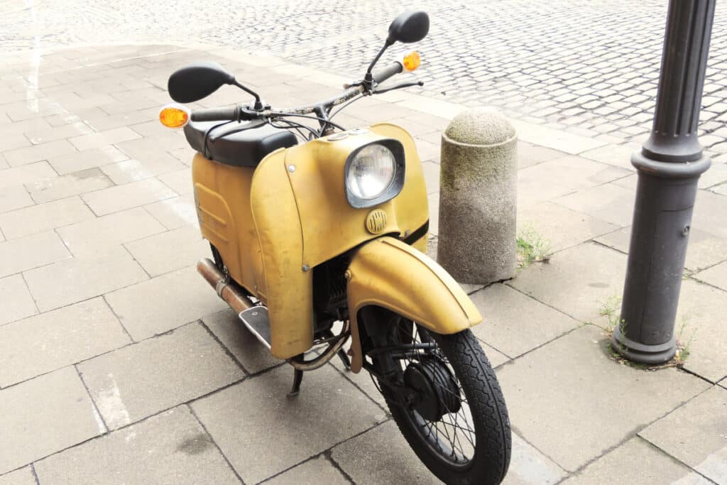 Ein Roller benötigt ein Versicherungskennzeichen genauso wie ein Moped oder ein Mofa.