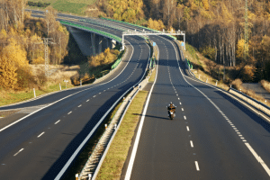 Auch wenn keine festen Blitzer auf der A49 stehen, kann es mobile Kontrollen bei Kassel oder Baunatal geben.