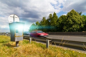 Auf der A3 werden feste Blitzer eingesetzt, um Geschwindigkeiten zu kontrollieren.